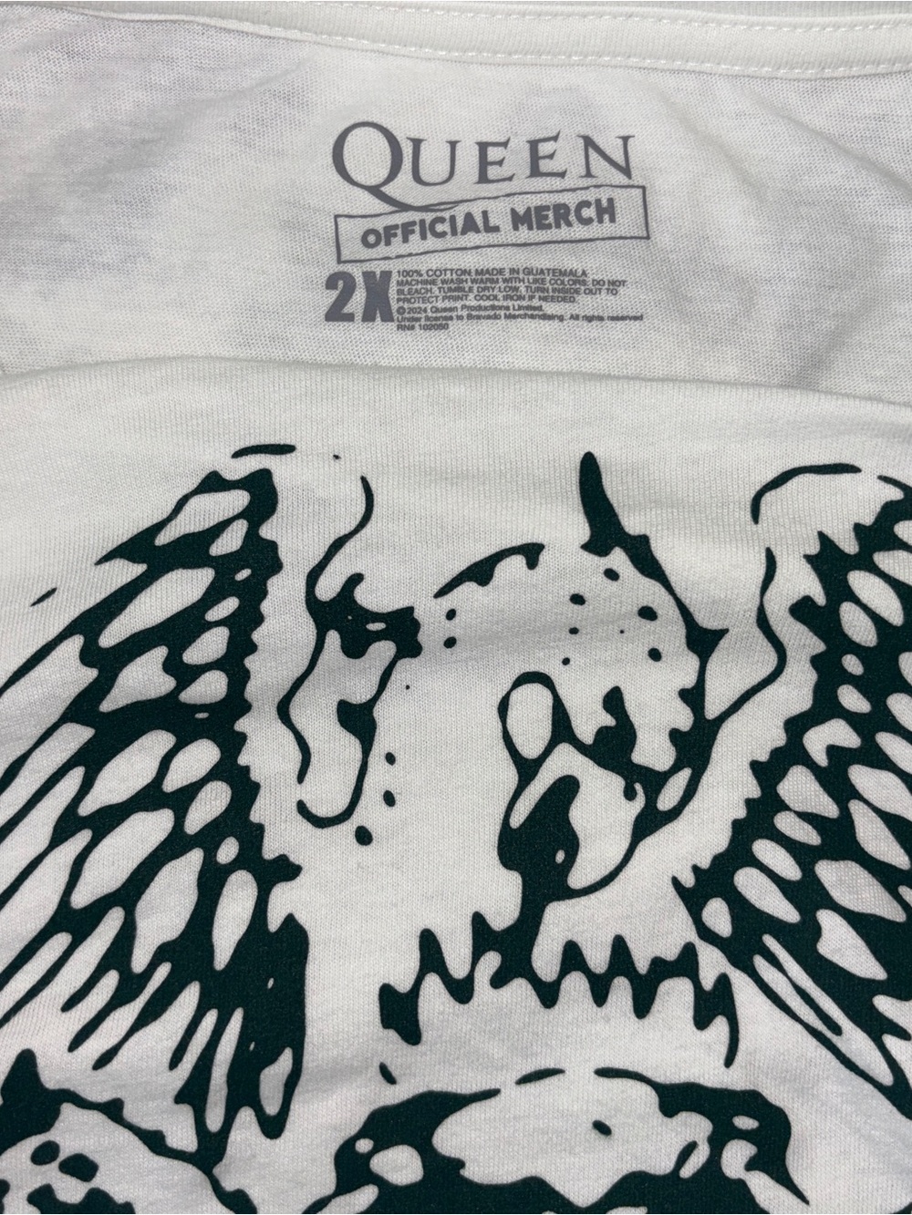 Queen Band Concert White Short Sleeve Graphic Tee with Black Crest Men's Sz 2X - Picture 3 of 3